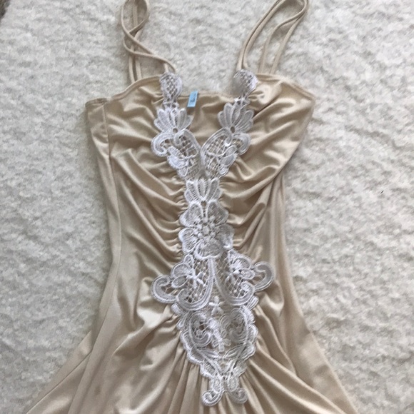 Beautiful cream and lace dress - Picture 2 of 3